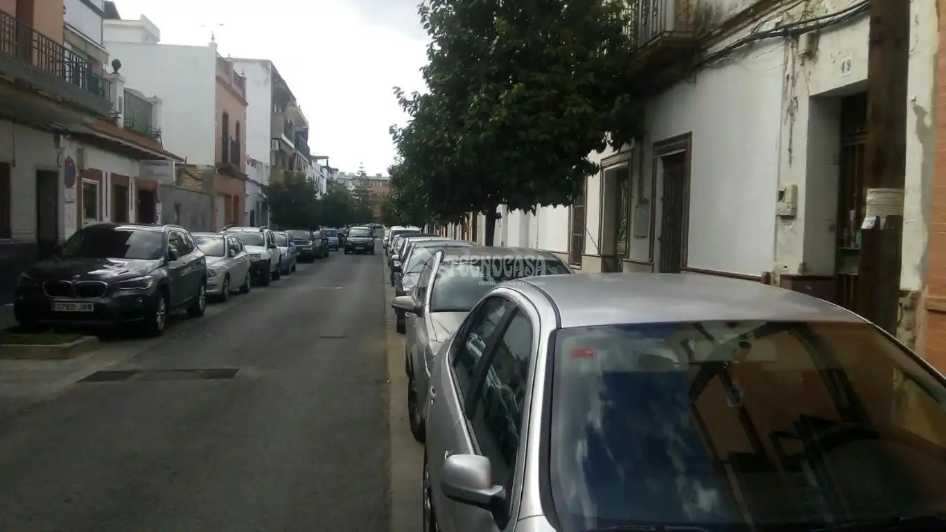 Aparcament de Casa adosada en venda en Sevilla