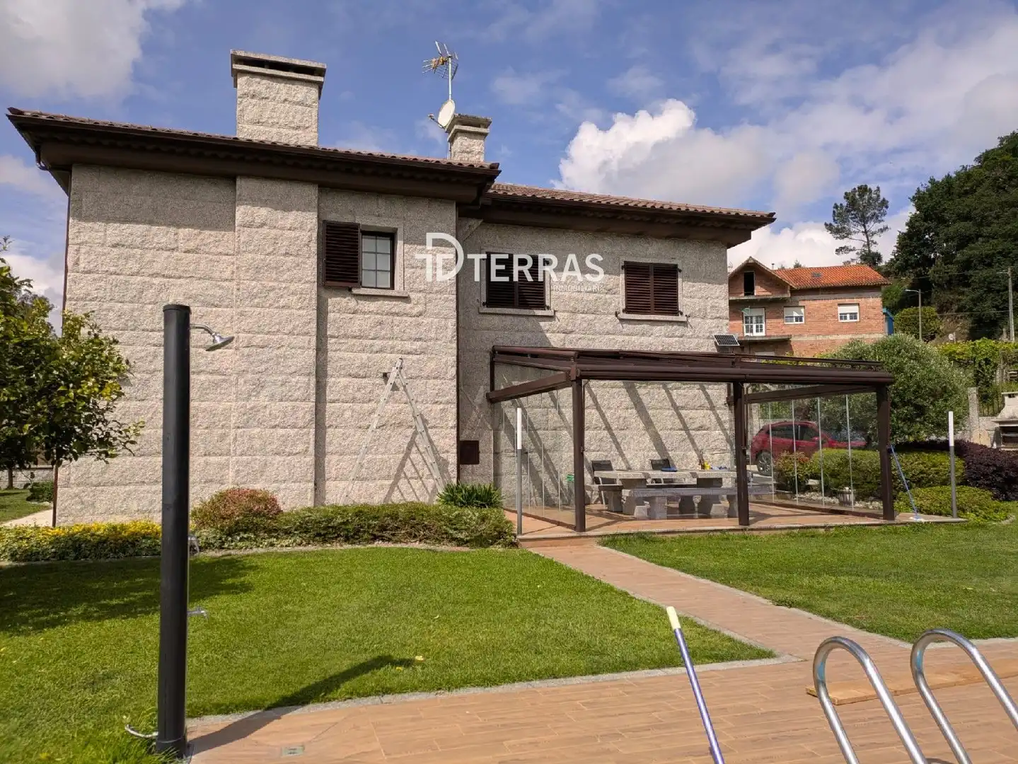 Vista exterior de Casa o xalet en venda en Barro amb Calefacció, Jardí privat i Traster