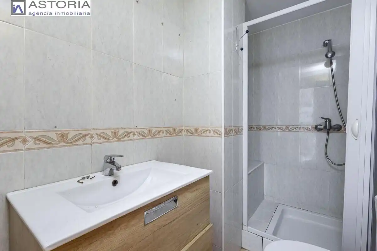 Bathroom of Flat for sale in Granada  with Heating