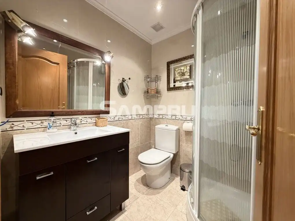 Badezimmer von Wohnung zum Verkauf in Aramaio mit Heizung, Abstellraum und Balkon