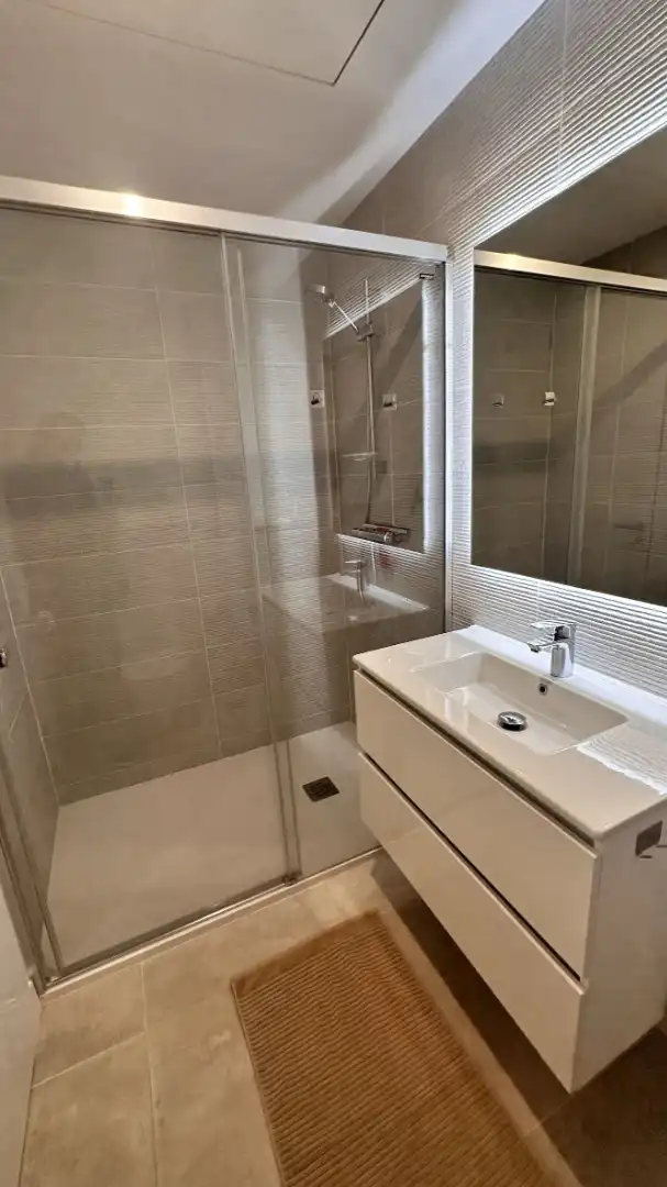 Baño de Piso de alquiler en Estepona con Aire acondicionado, Terraza y Amueblado