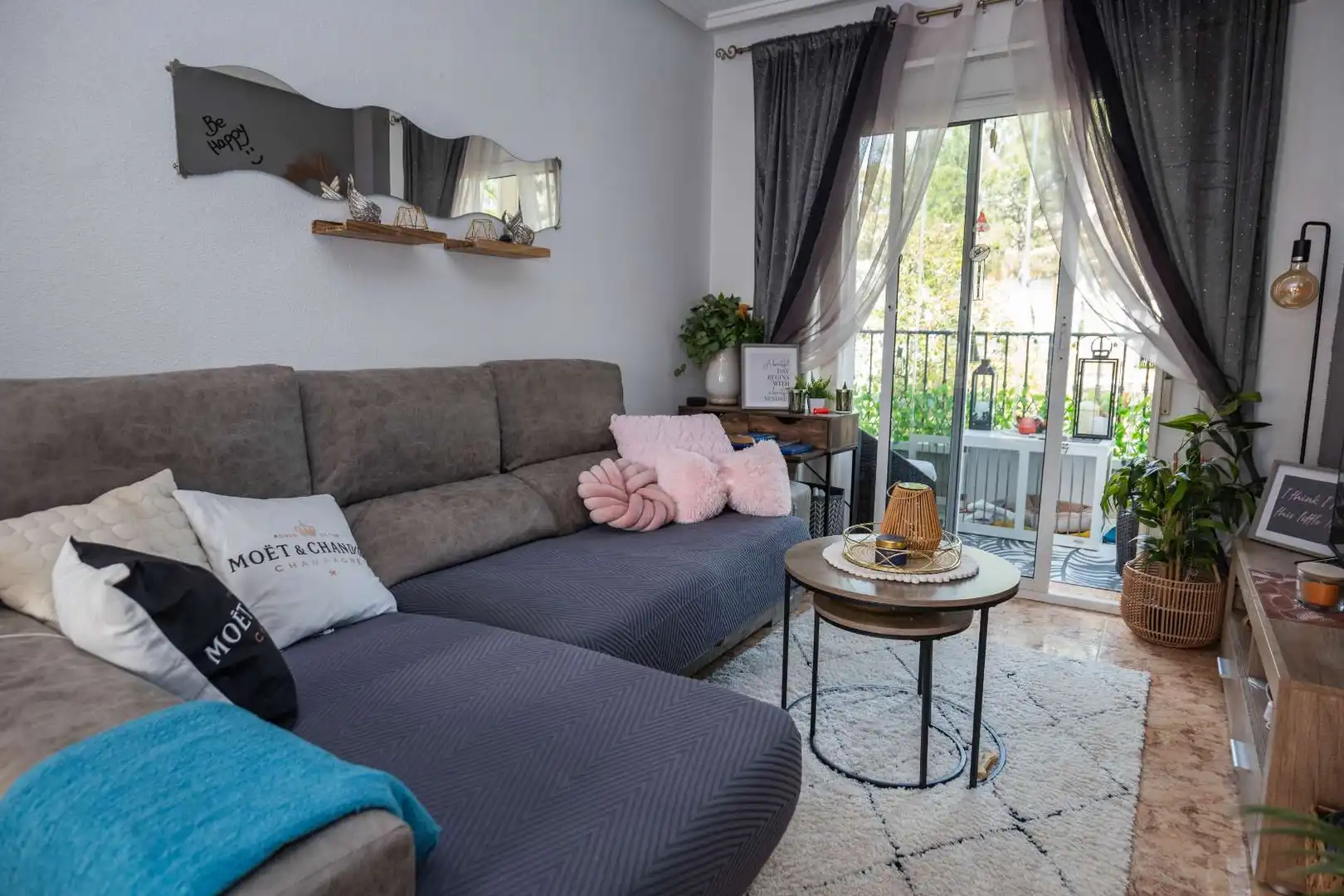 Wohnzimmer von Einfamilien-Reihenhaus zum Verkauf in Orihuela mit Klimaanlage, Heizung und Terrasse