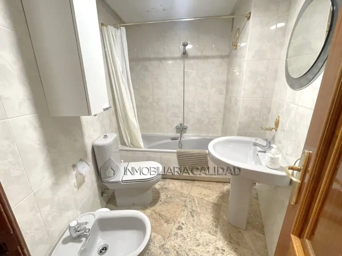 Baño de Piso de alquiler en Burgos con Calefacción y Amueblado
