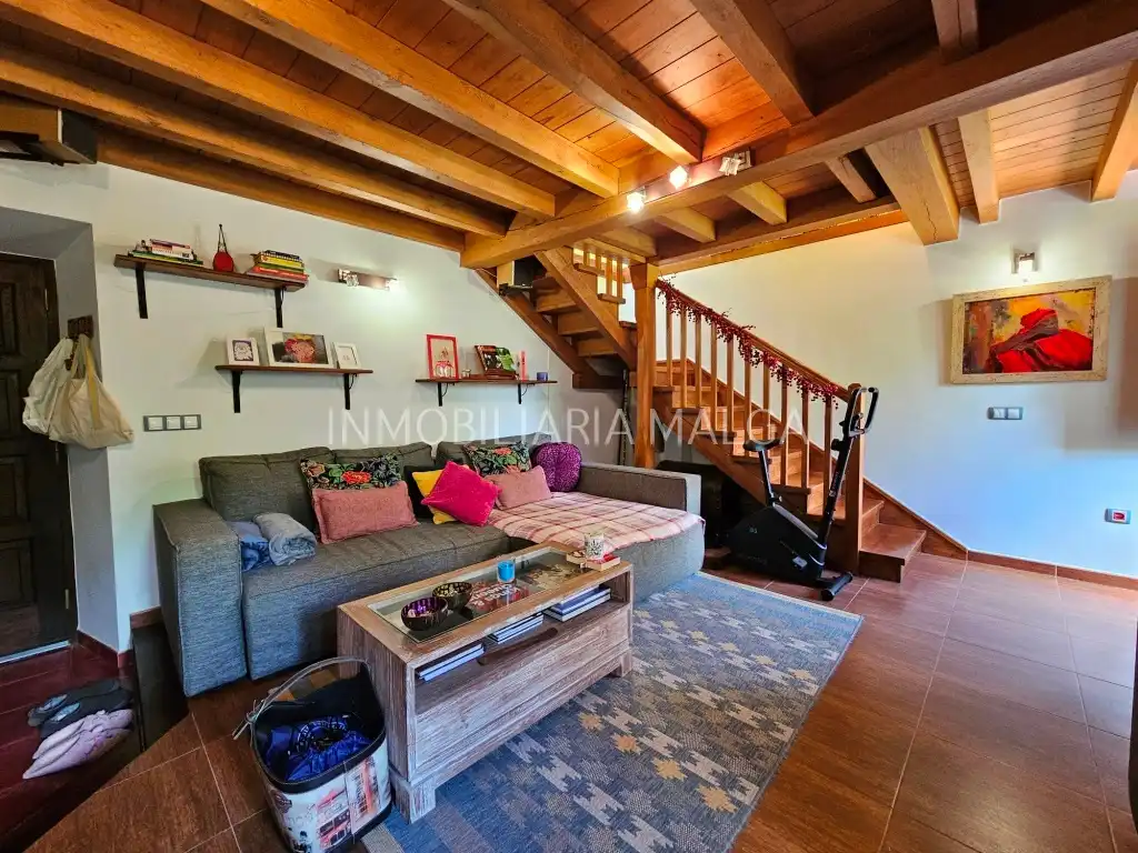 Sala d'estar de Casa o xalet en venda en Villaviciosa amb Calefacció, Jardí privat i Parquet