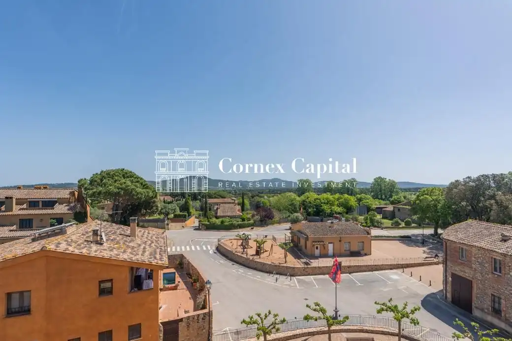 Vista exterior de Casa o xalet en venda en Torrent (Girona) amb Terrassa