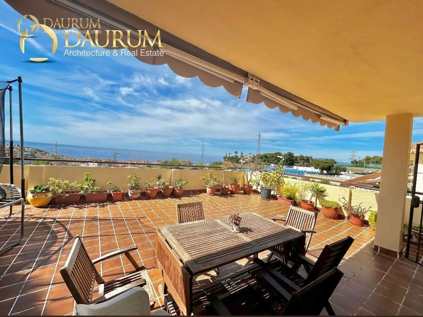Chalet con piscina en venta en José María Alonso
