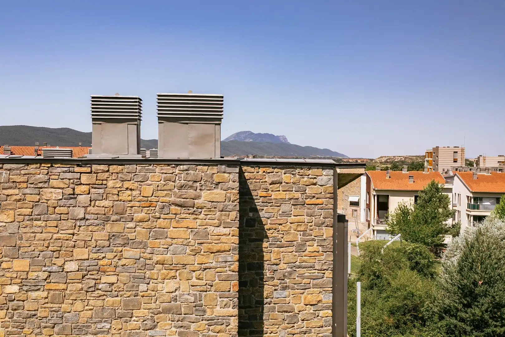 Vista exterior de Piso en venta en Sabiñánigo con Calefacción, Jardín privado y Terraza