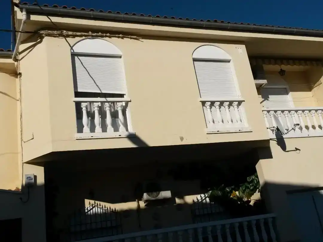 Außenansicht von Wohnung zur Miete in Talayuela mit Klimaanlage und Balkon