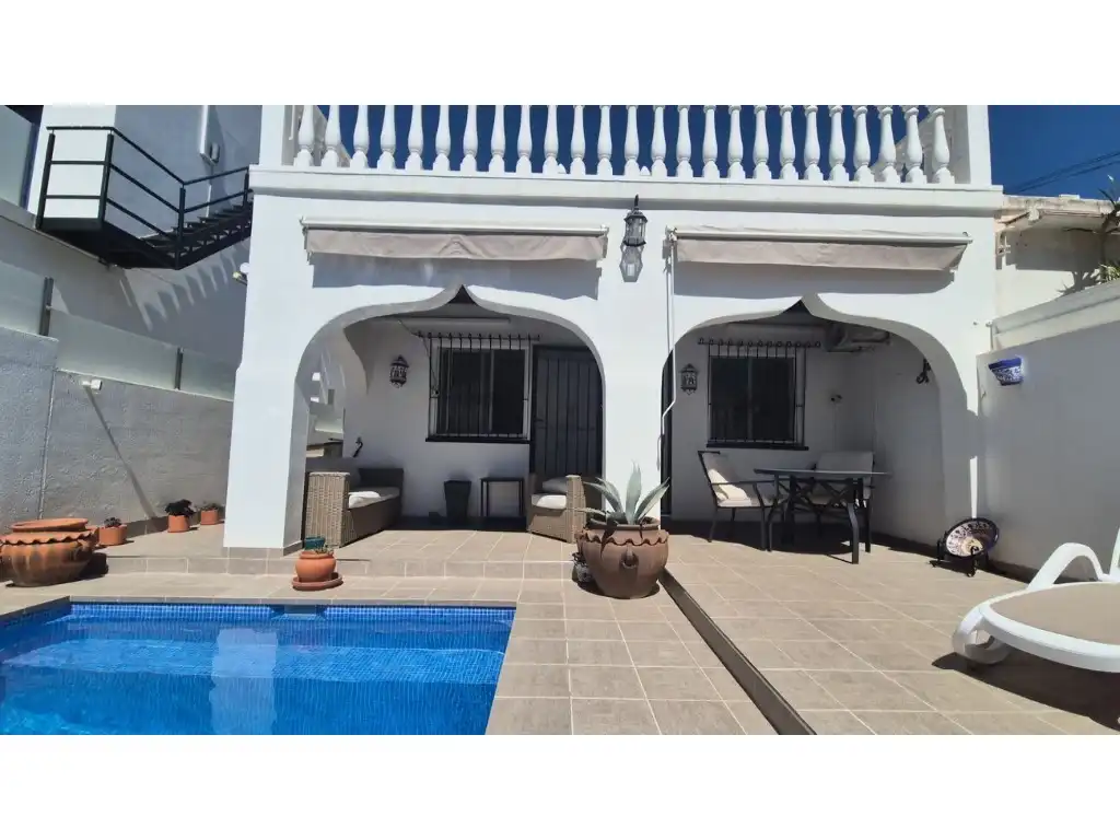 Vista exterior de Casa adosada en venda en Orihuela amb Aire condicionat, Jardí privat i Piscina