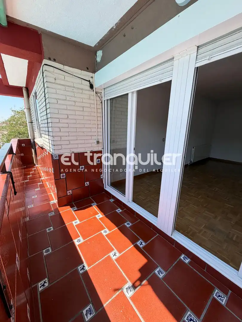 Vista exterior de Piso de alquiler en San Martín de la Vega con Parquet, Terraza y Piscina