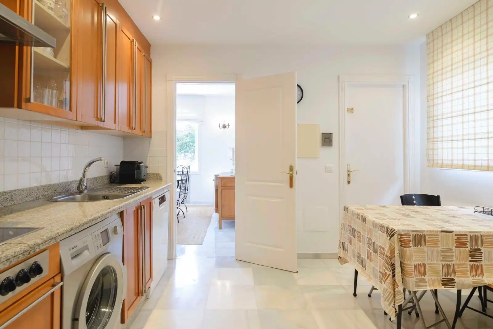 Cuina de Casa o xalet de lloguer en Marbella amb Jardí privat, Terrassa i Piscina
