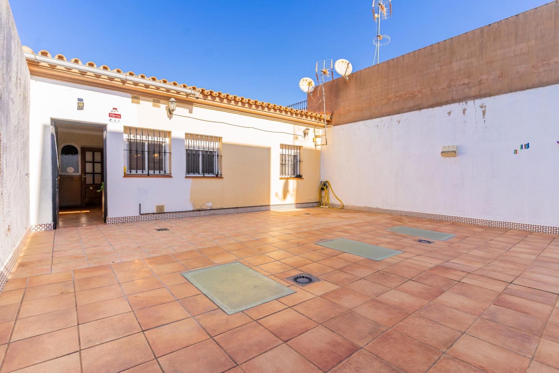 Vista exterior de Casa o xalet en venda en Chiclana de la Frontera amb Alarma