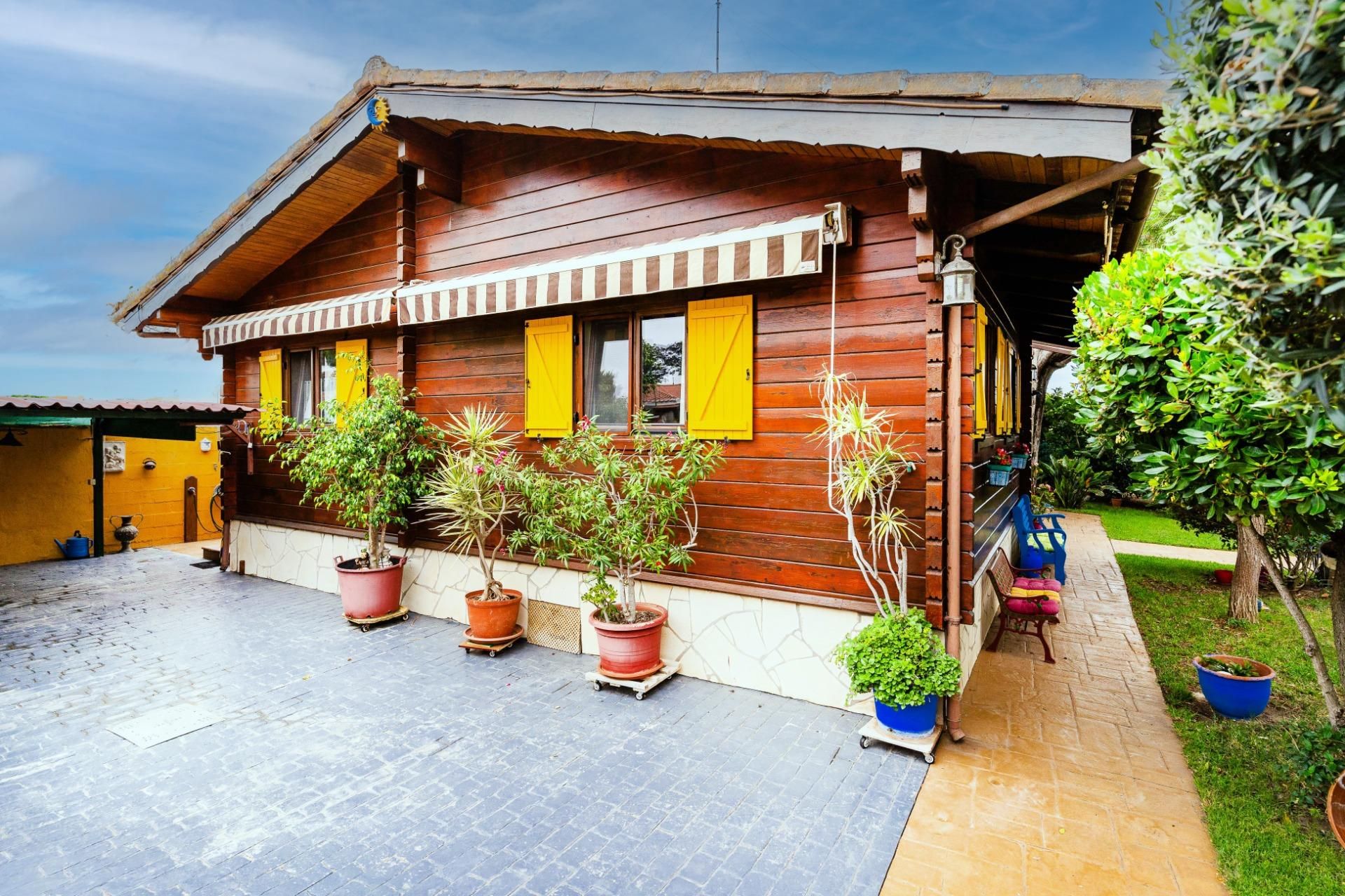 Vista exterior de Casa o xalet en venda en Chiclana de la Frontera amb Jardí privat, Terrassa i Traster