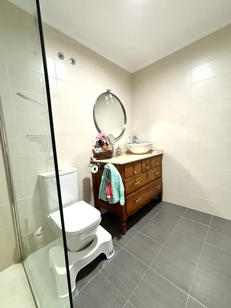 Badezimmer von Wohnung zum Verkauf in Plasencia mit Klimaanlage, Heizung und Parkett