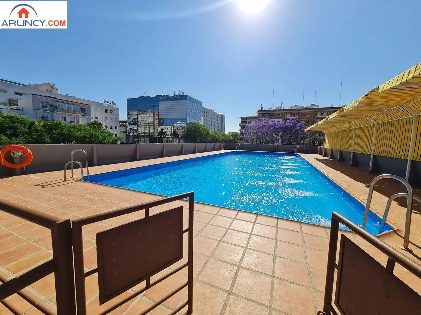 Schwimmbecken von Wohnung zur Miete in Sevilla mit Klimaanlage, Privatgarten und Parkett