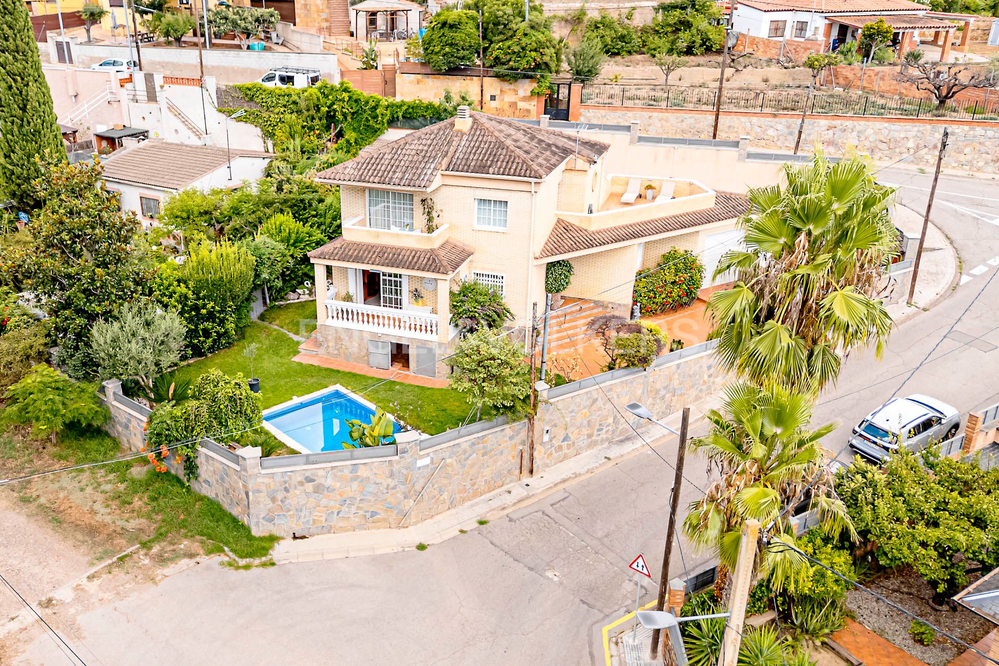 Exterior view of House or chalet for sale in Sant Vicenç Dels Horts  with Heating, Storage room and Swimming Pool