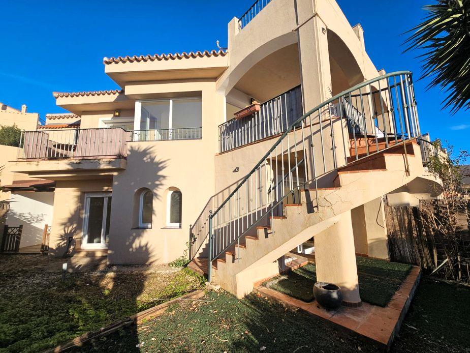 Vista exterior de Casa adosada en venda en Mijas amb Aire condicionat, Jardí privat i Terrassa