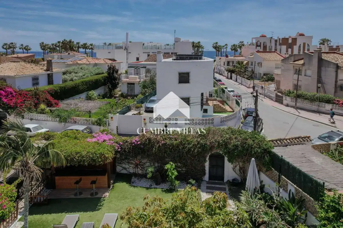 Vista exterior de Casa o chalet en venta en Almuñécar con Jardín privado, Terraza y Amueblado