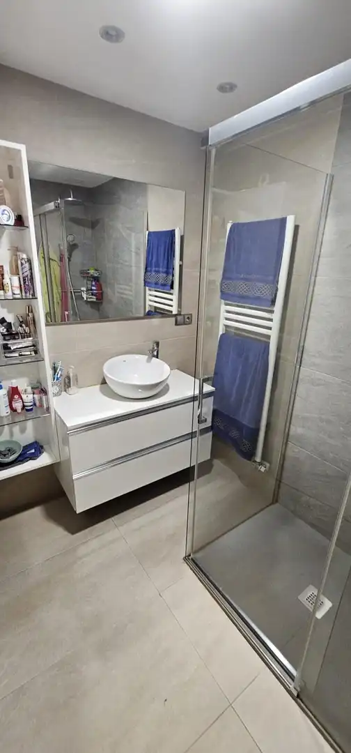 Badezimmer von Einfamilien-Reihenhaus zum Verkauf in Villaquilambre mit Heizung, Privatgarten und Parkett