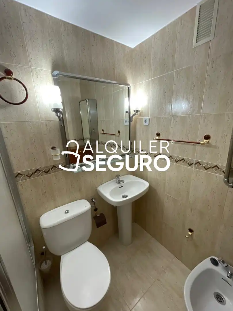 Bathroom of Flat for rent in Madrid  with Air Conditioner, Heating and Swimming Pool