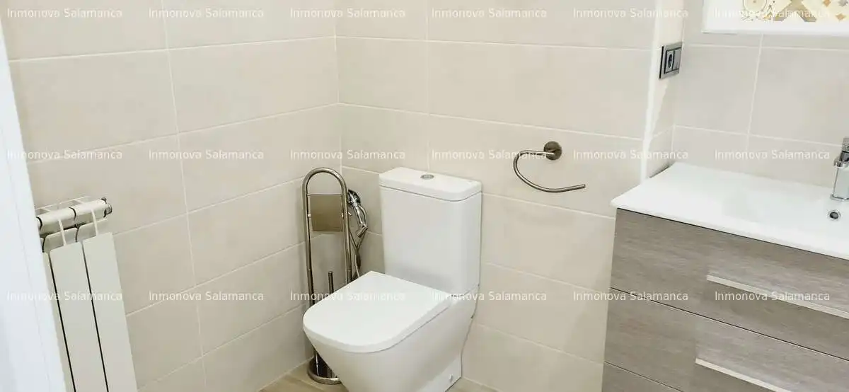 Badezimmer von Wohnung zur Miete in Salamanca mit Heizung und Möbliert