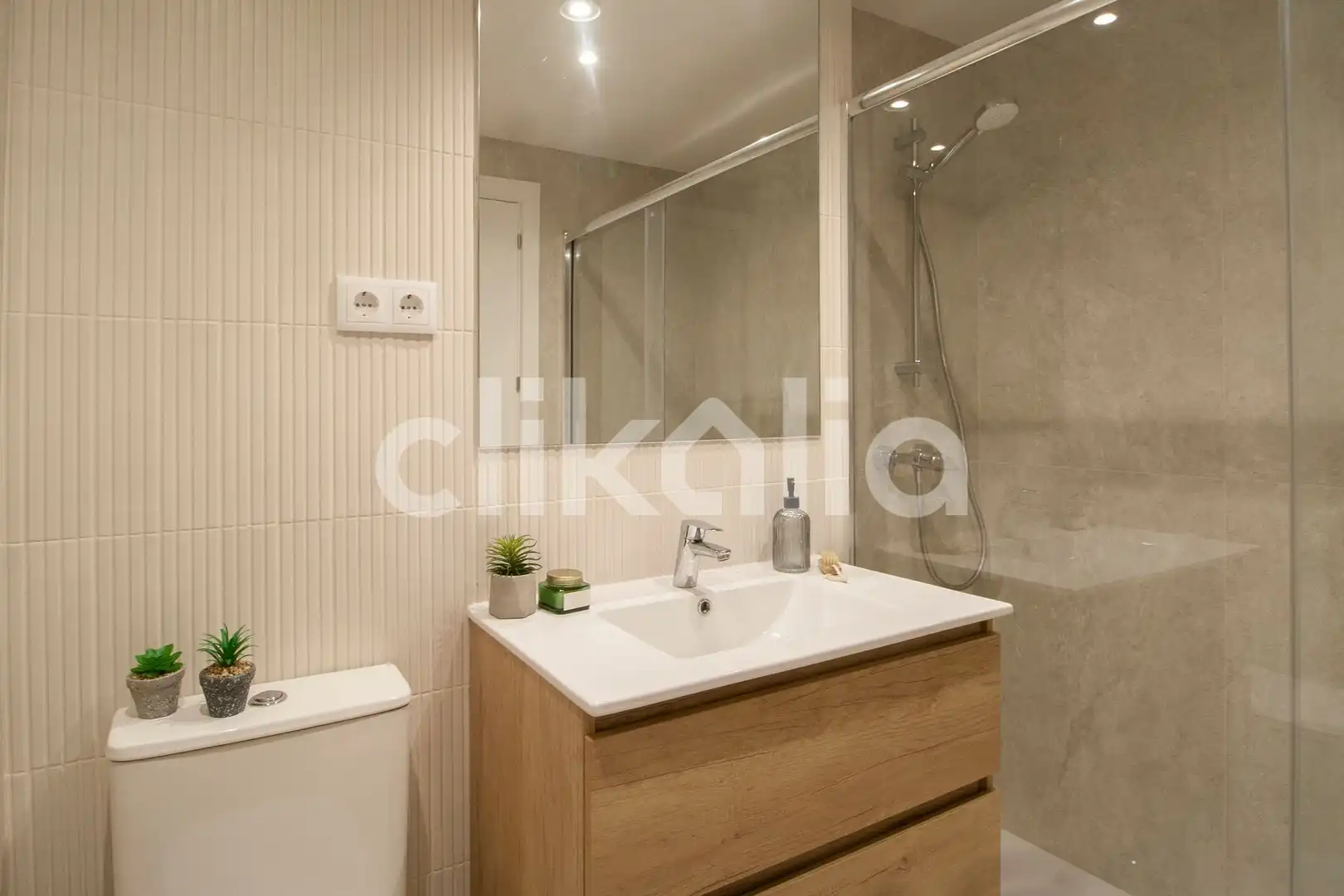 Bathroom of Flat for sale in Marbella  with Air Conditioner, Private garden and Terrace