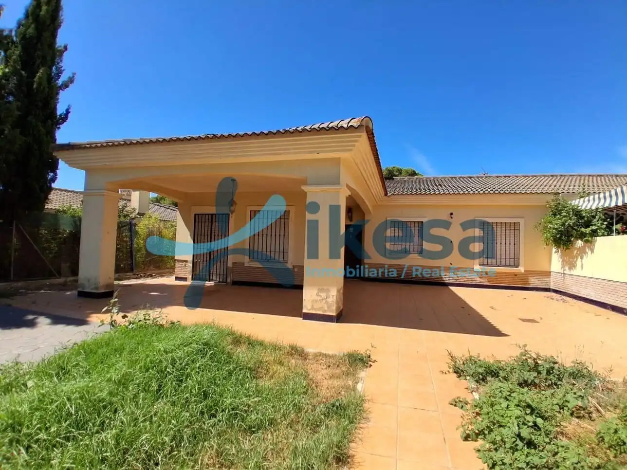 Vista exterior de Casa adosada en venda en El Portil amb Piscina comunitària