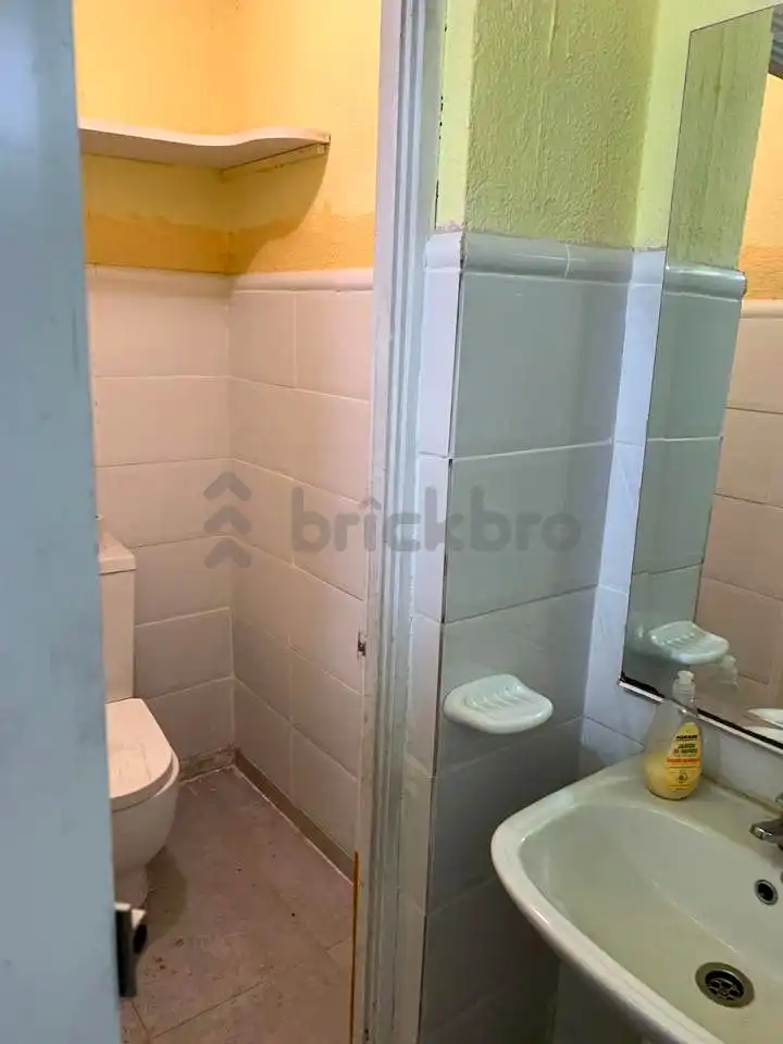 Badezimmer von Fabrikhallen zur Miete in Madrid
