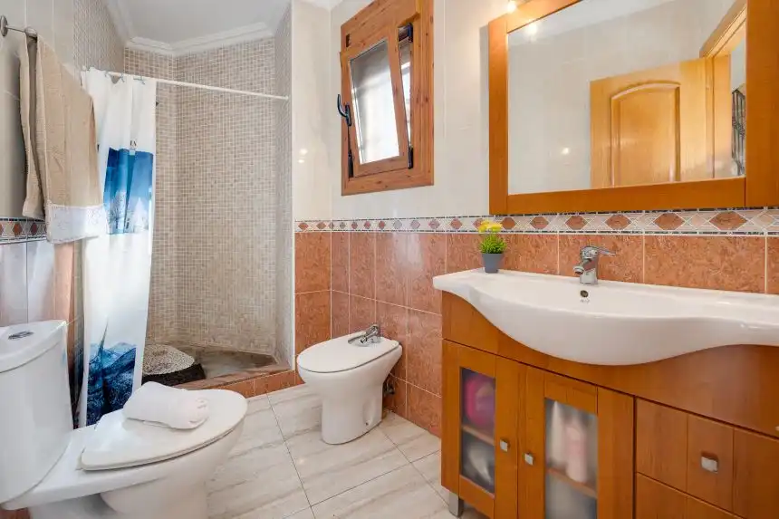 Baño de Casa adosada en venta en Rojales con Aire acondicionado, Terraza y Amueblado