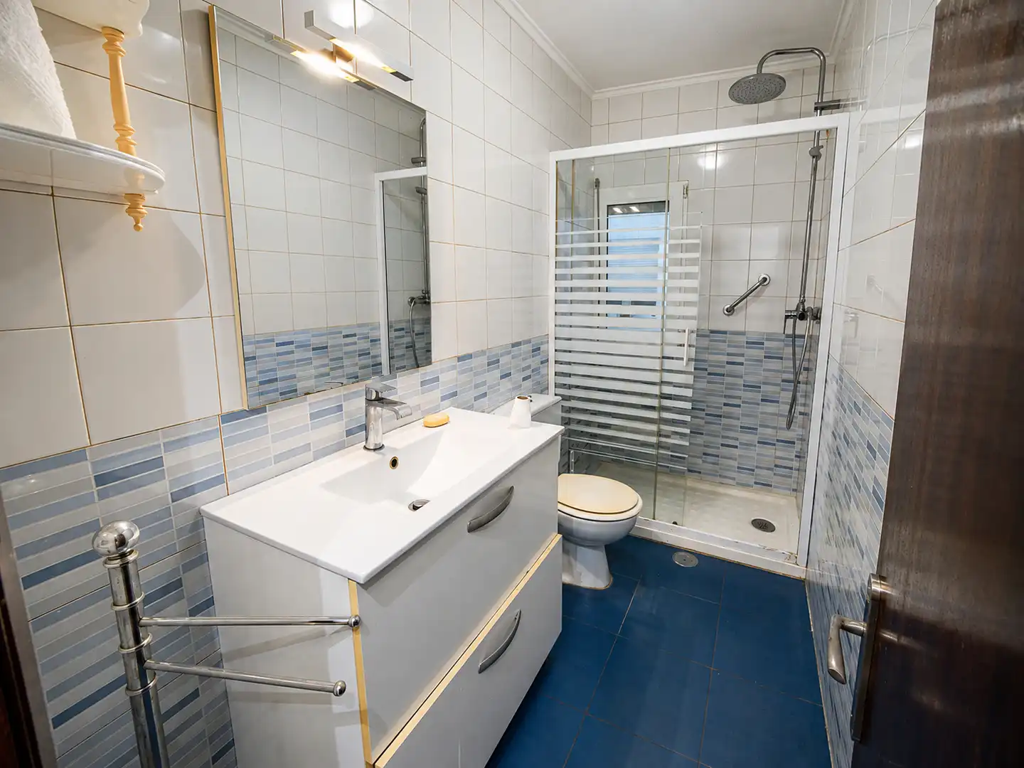 Bathroom of Flat for sale in Avilés  with Heating, Parquet flooring and Washing machine
