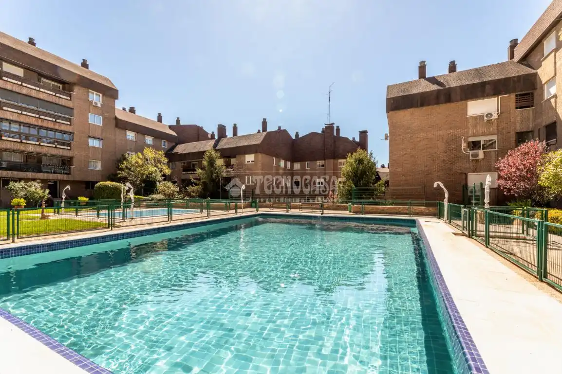 Piscina de Pis en venda en Las Rozas de Madrid amb Calefacció, Terrassa i Traster