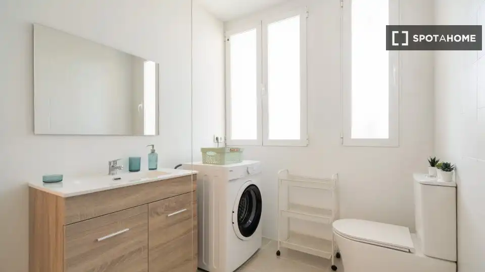Bany de Apartament per a compartir en Madrid amb Aire condicionat, Terrassa i Moblat