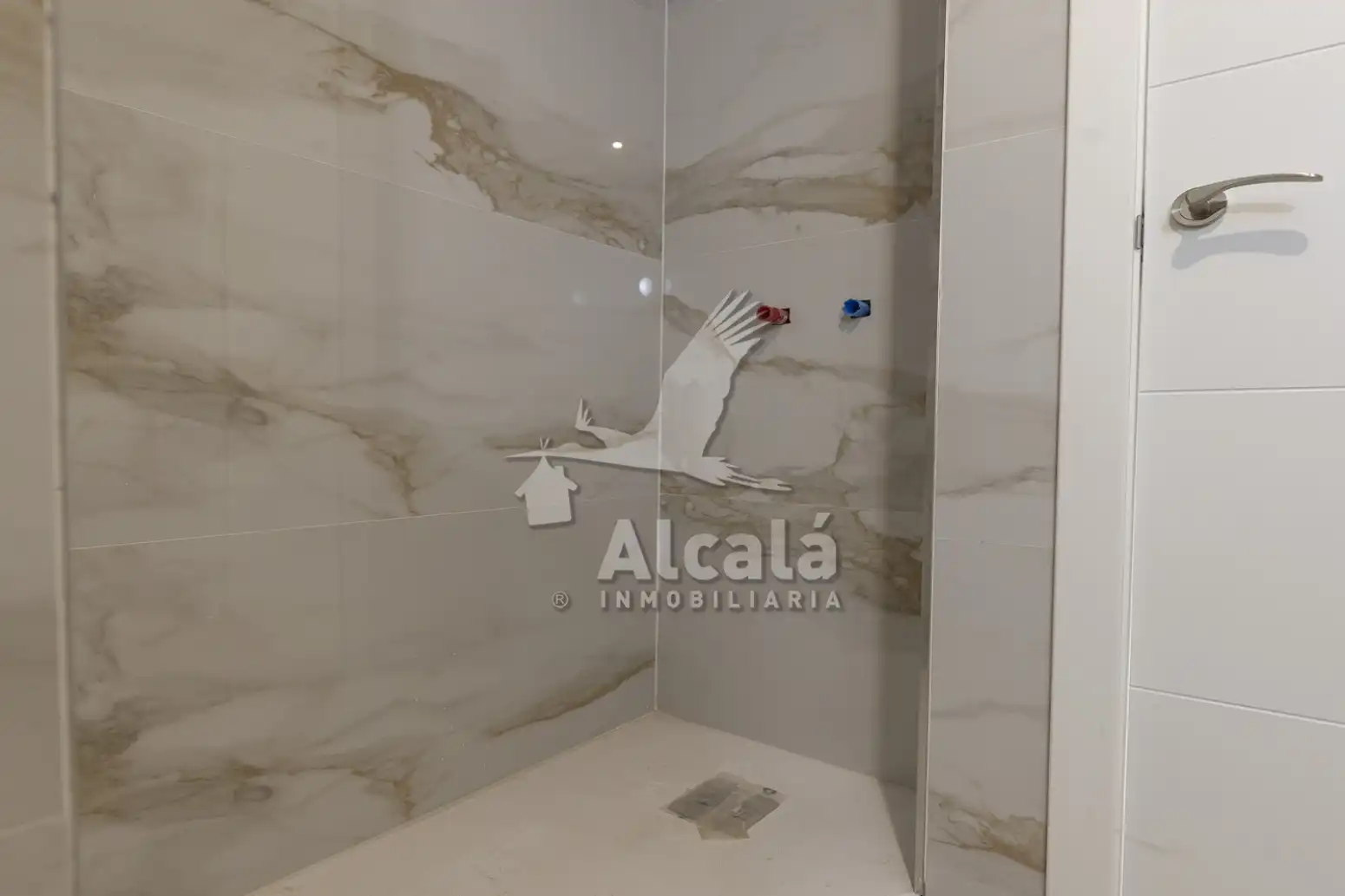 Baño de Local en venta en Alcalá de Henares con Aire acondicionado
