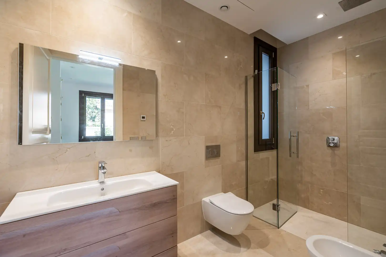 Bany de Casa o xalet en venda en Estepona amb Aire condicionat, Jardí privat i Terrassa