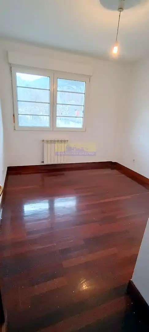 Habitación de Casa adosada en venta en Castro-Urdiales