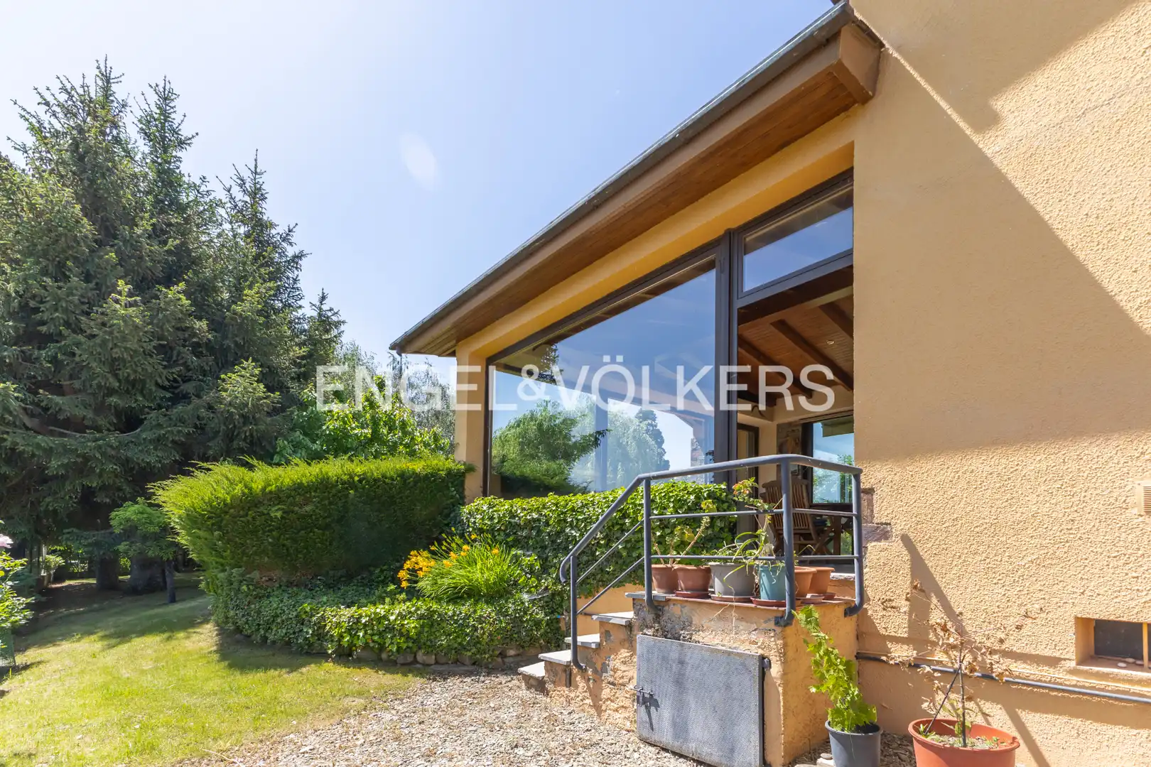 Vista exterior de Casa o xalet en venda en Puigcerdà amb Calefacció, Jardí privat i Parquet