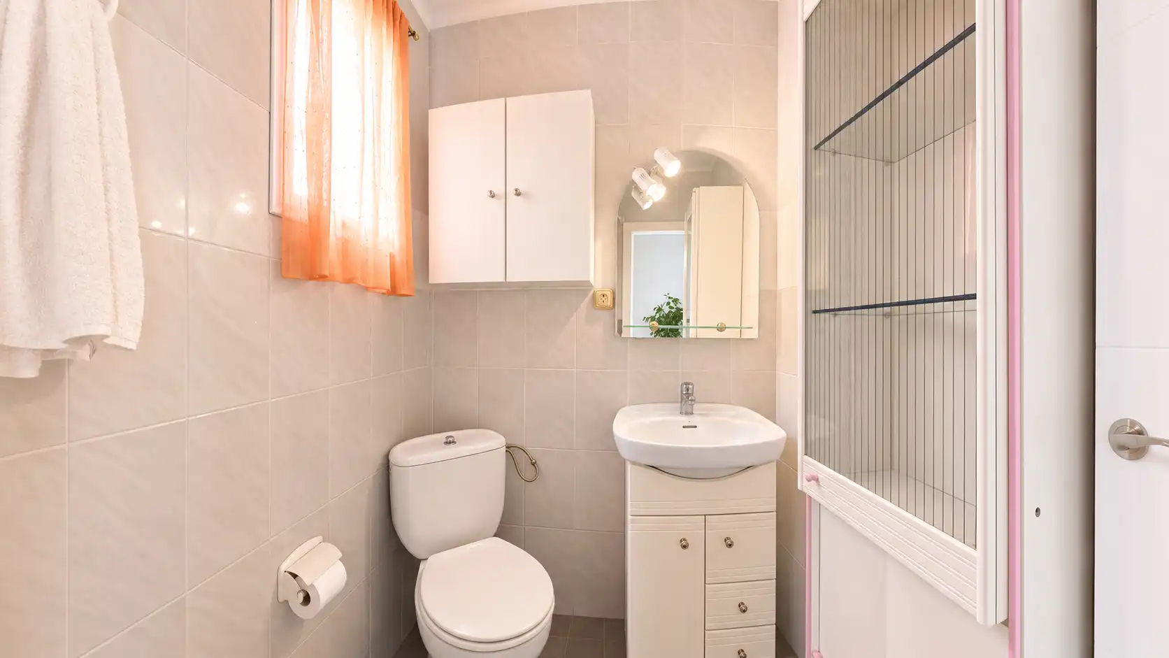 Badezimmer von Dachboden zum Verkauf in Cunit mit Parkett, Terrasse und Balkon
