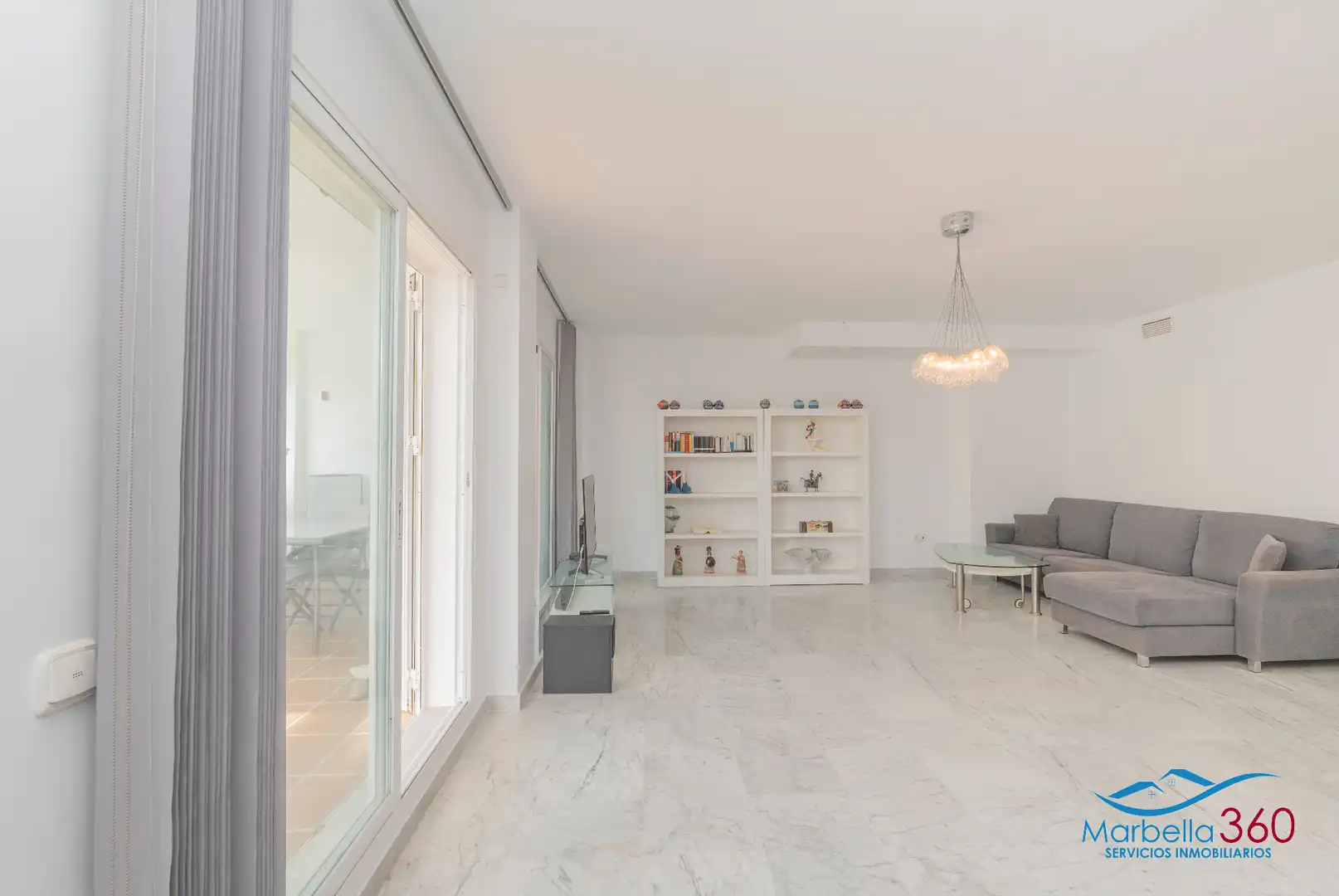 Sala d'estar de Casa adosada en venda en Marbella amb Aire condicionat, Jardí privat i Terrassa