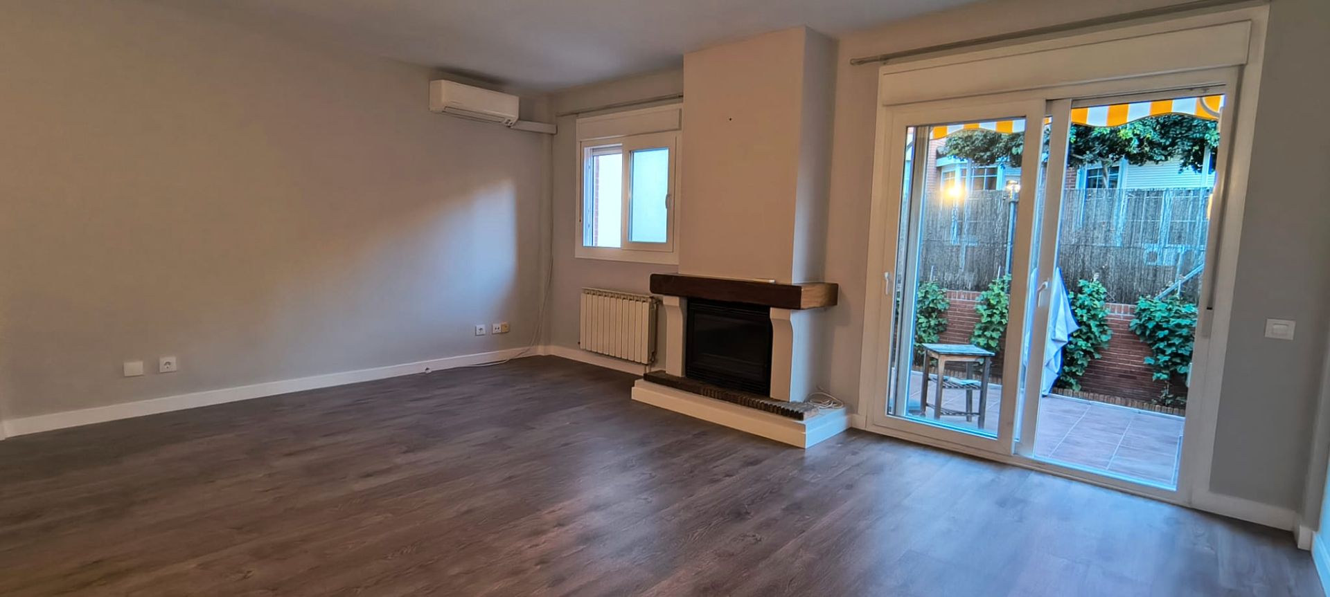 Sala d'estar de Casa adosada de lloguer en Las Rozas de Madrid amb Aire condicionat, Jardí privat i Forn