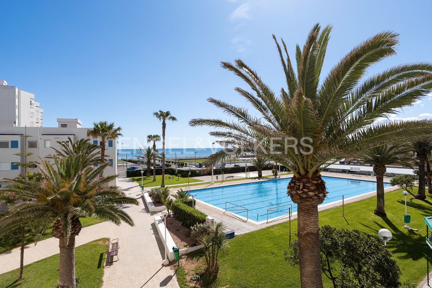 Exterior view of Apartment for sale in  Valencia Capital  with Air Conditioner, Heating and Private garden
