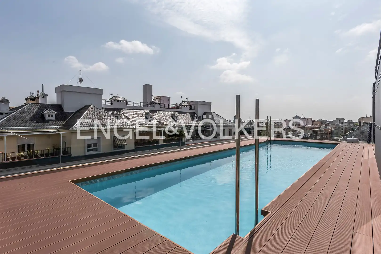 Swimming pool of Flat for rent in Madrid  with Air Conditioner, Heating and Storage room