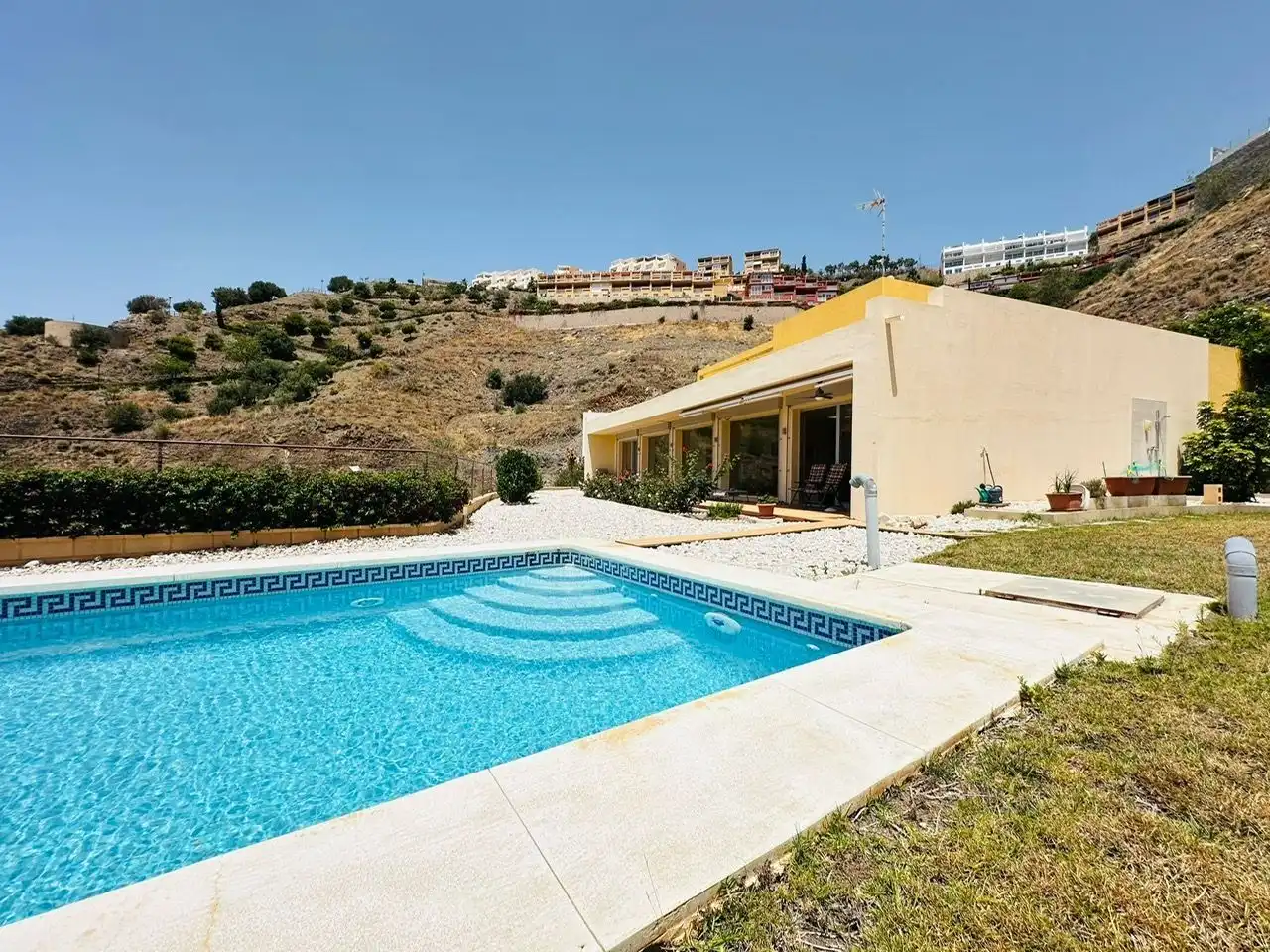 Vista exterior de Casa o xalet en venda en Torrox amb Aire condicionat, Jardí privat i Terrassa