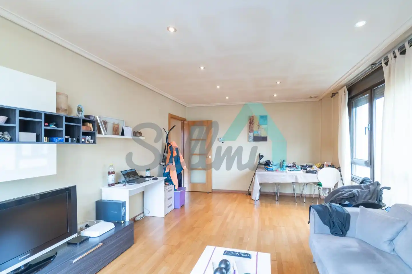 Sala d'estar de Pis en venda en Oviedo  amb Calefacció, Parquet i Traster