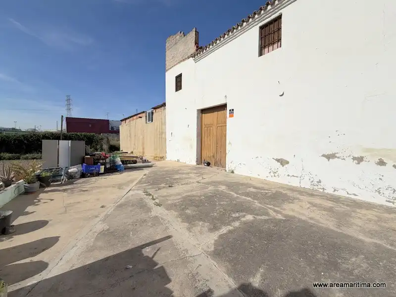 Vista exterior de Casa adosada en venta en Valencia con Trastero y Alarma