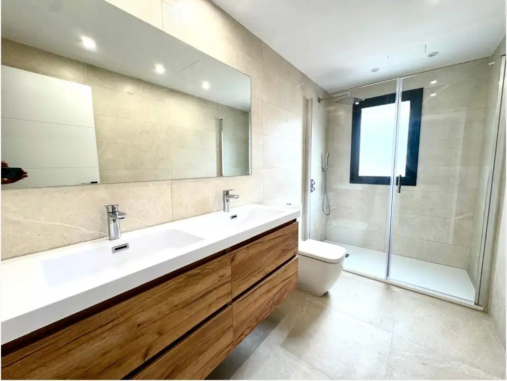 Baño de Casa adosada en venta en Vilanova i la Geltrú con Aire acondicionado, Terraza y Horno