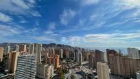 Vista exterior de Àtic en venda en Benidorm amb Aire condicionat, Terrassa i Balcó