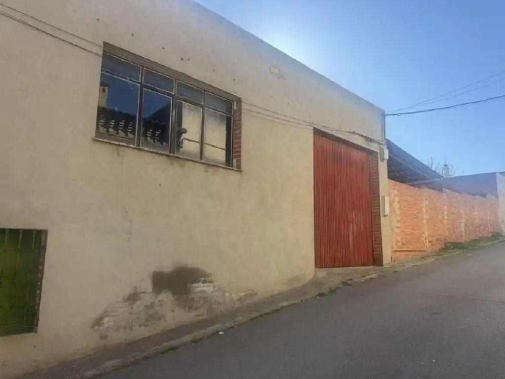 Vista exterior de Nau industrial en venda en La Puebla de Montalbán