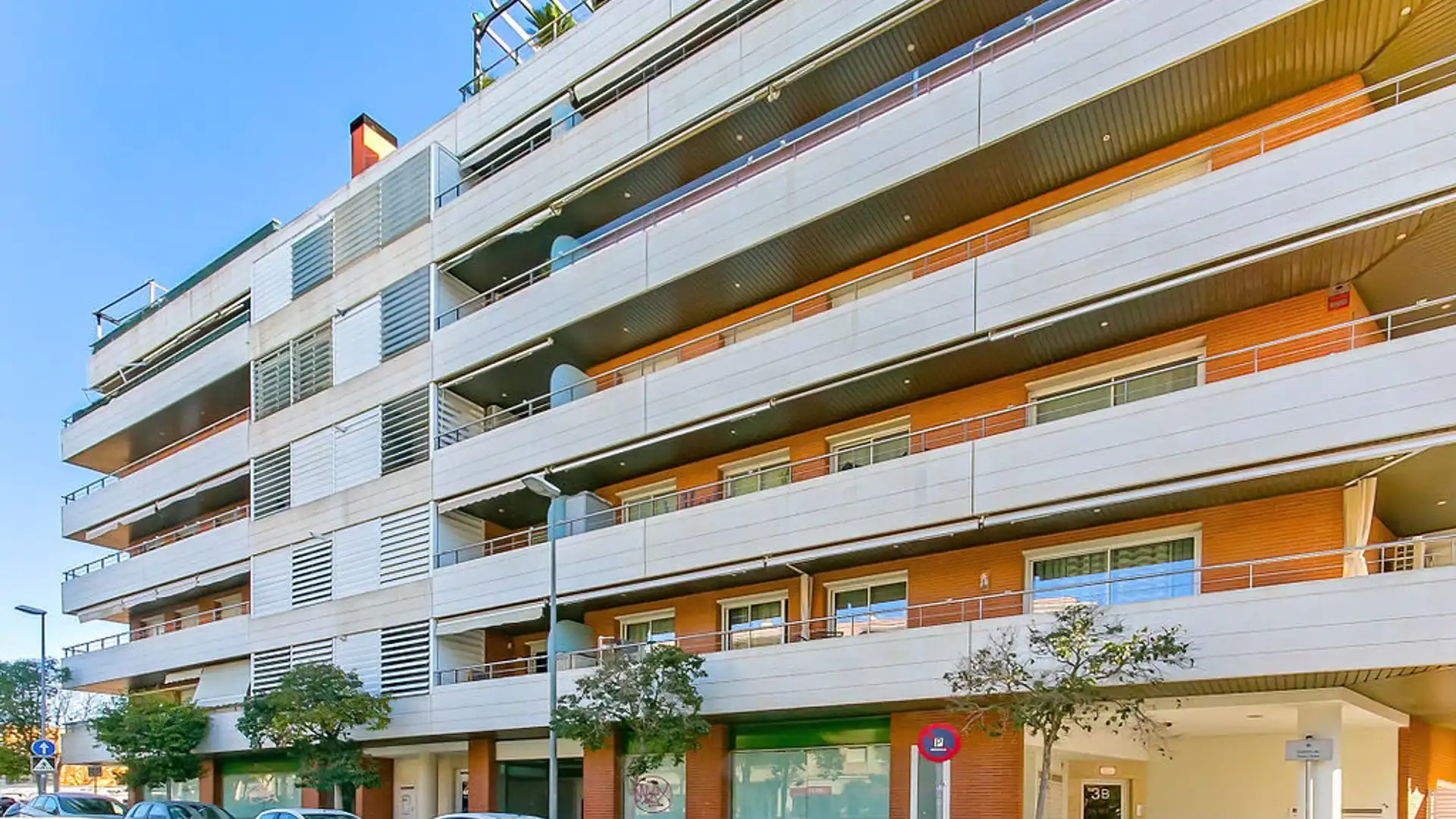 Vista exterior de Local en venta en Vilanova i la Geltrú