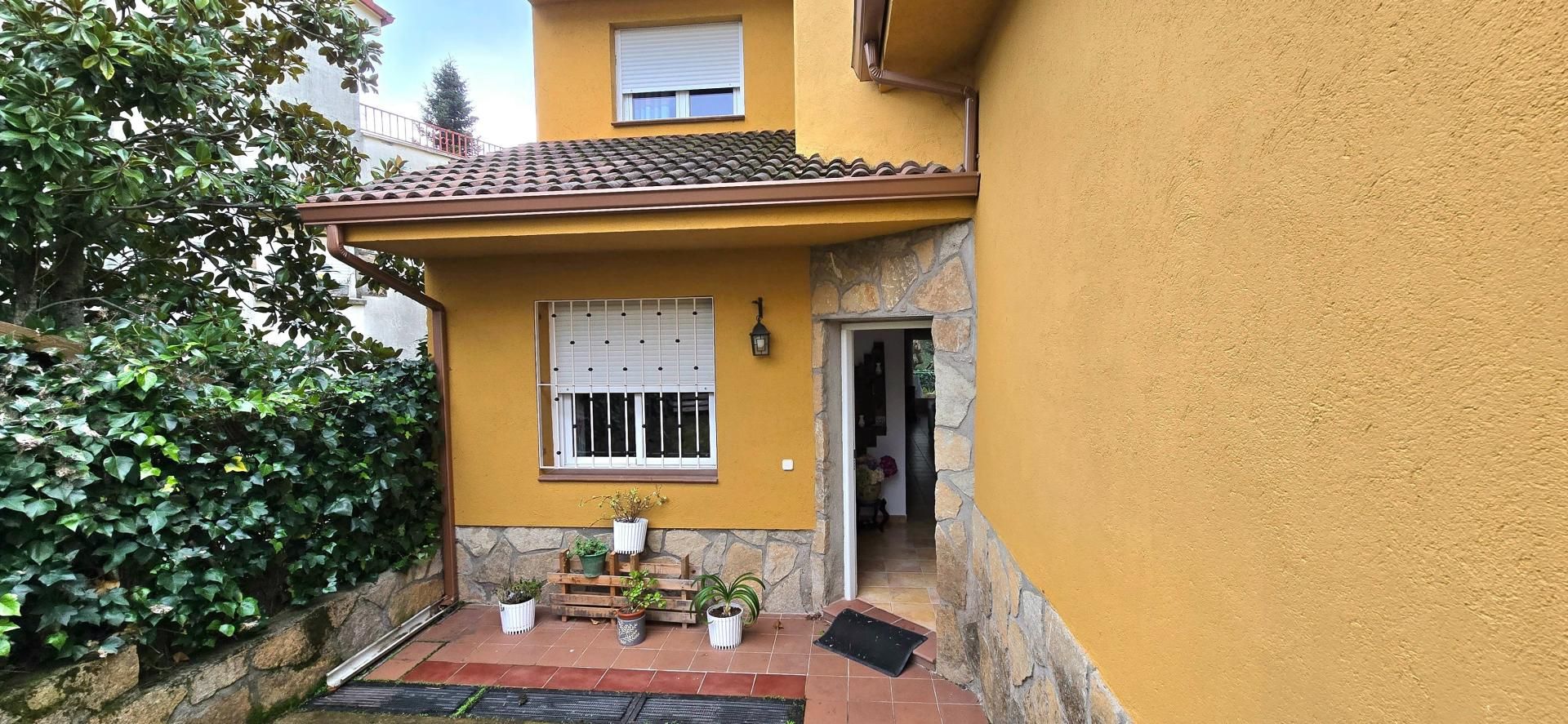 Vista exterior de Casa adosada en venta en Santa María del Tiétar con Calefacción y Terraza