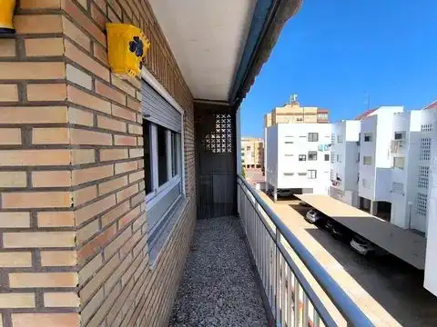 Außenansicht von Wohnung zum Verkauf in Santa Pola mit Terrasse und Abstellraum